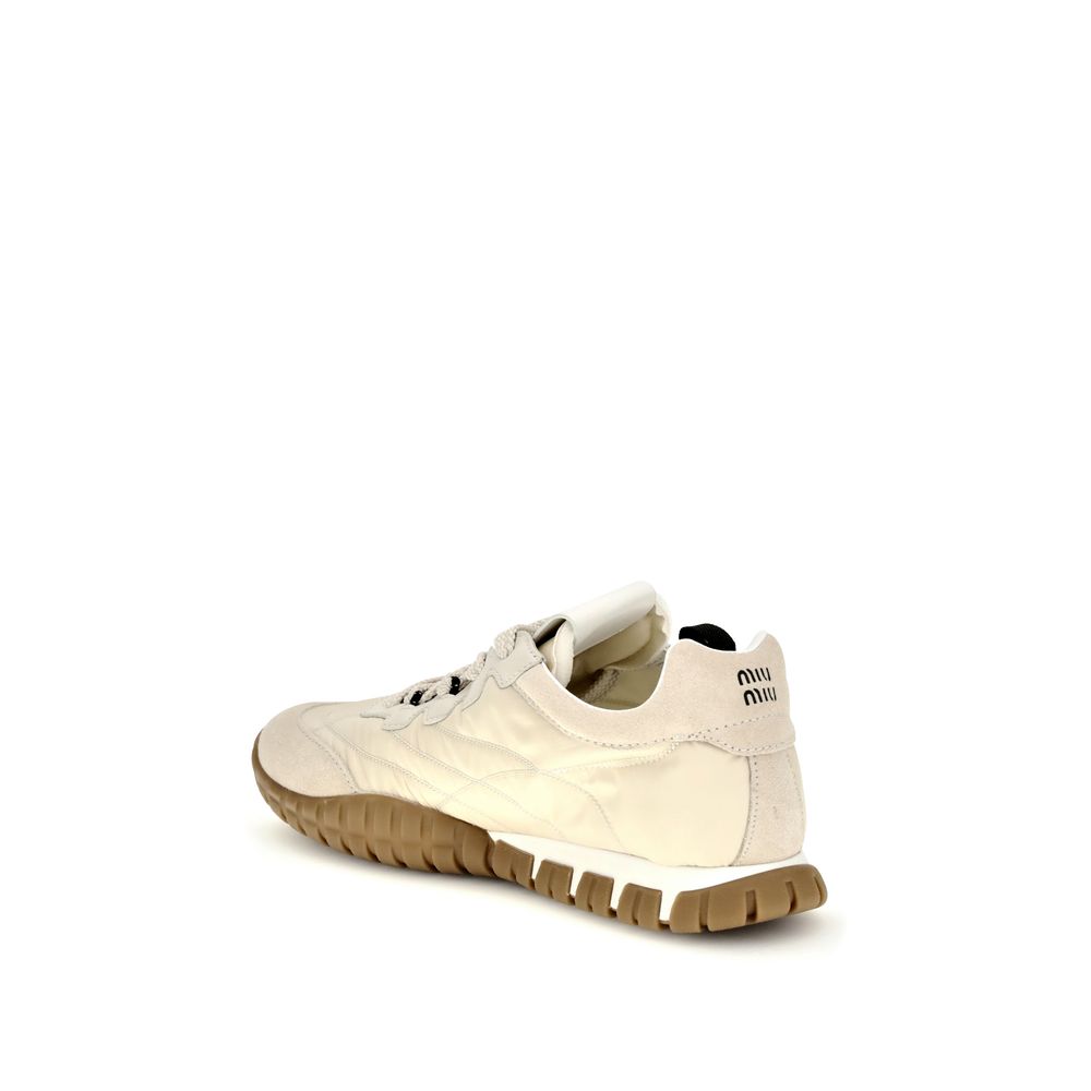 Miu Miu Sneaker aus recyceltem Polyamid in Creme